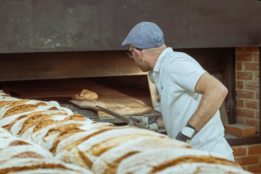 Brutar pregătind pâine proaspătă